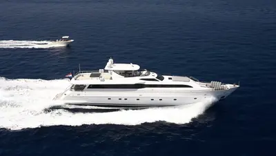 Experience the Majesty of Luna: Your Luxury Yacht Escape 7