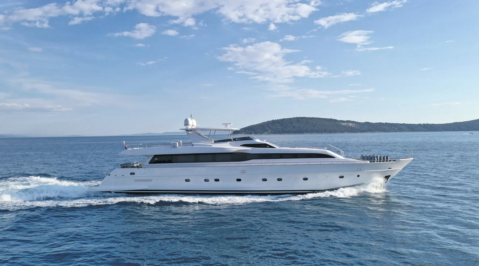Experience the Majesty of Luna: Your Luxury Yacht Escape